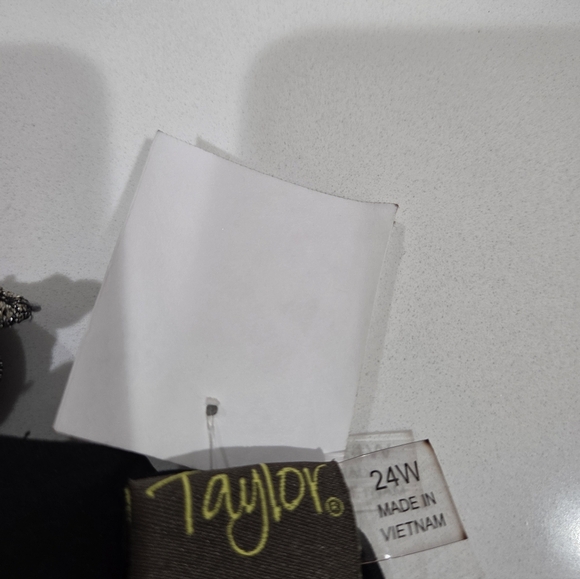 TAYLOR Elegant Floral Halter Dress NEW. - Picture 8 of 13